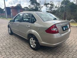 FORD - FIESTA - 2006/2007 - Dourada - R$ 25.900,00