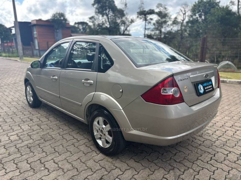 FORD - FIESTA - 2006/2007 - Dourada - R$ 25.900,00