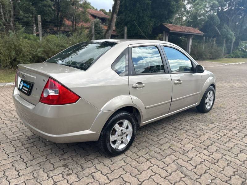 FORD - FIESTA - 2006/2007 - Dourada - R$ 25.900,00