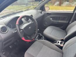 FORD - FIESTA - 2006/2007 - Dourada - R$ 25.900,00