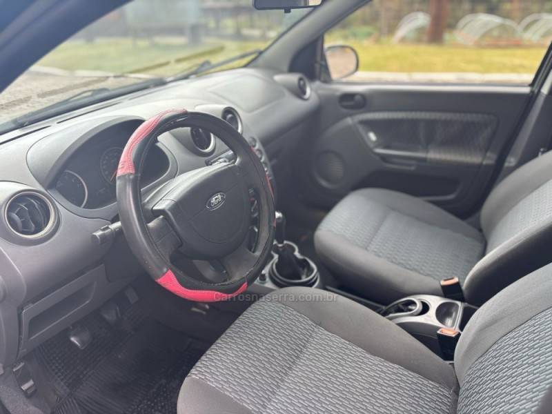 FORD - FIESTA - 2006/2007 - Dourada - R$ 25.900,00