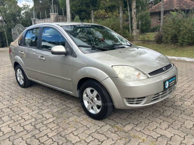 FORD - FIESTA - 2006/2007 - Dourada - R$ 25.900,00