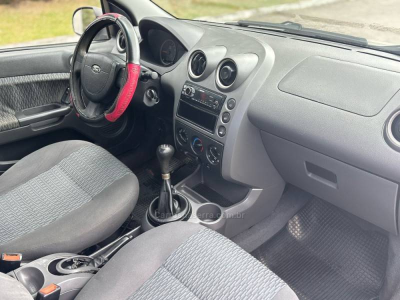 FORD - FIESTA - 2006/2007 - Dourada - R$ 25.900,00
