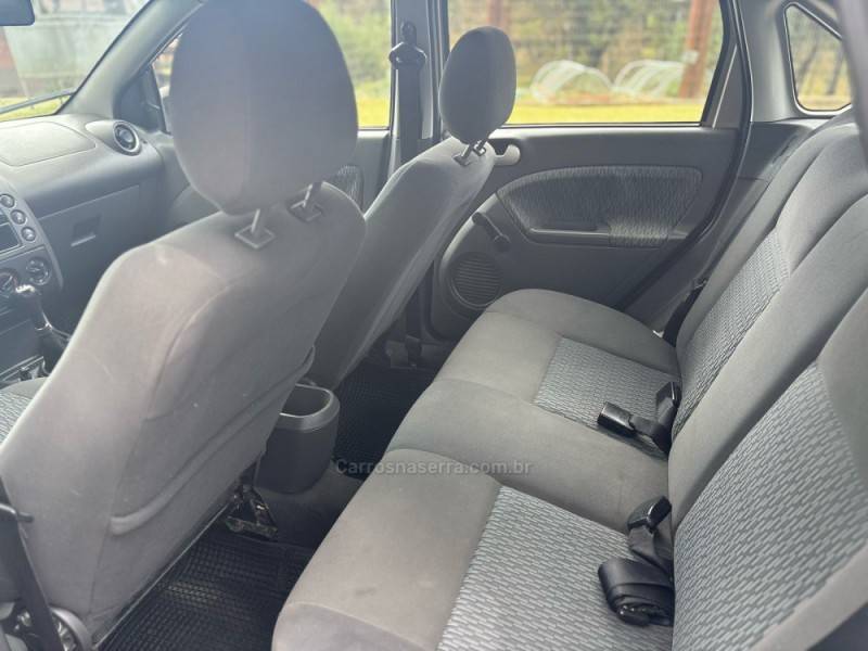 FORD - FIESTA - 2006/2007 - Dourada - R$ 25.900,00