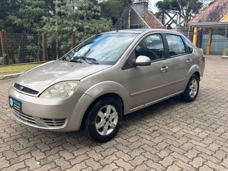 FORD - FIESTA - 2006/2007 - Dourada - R$ 25.900,00